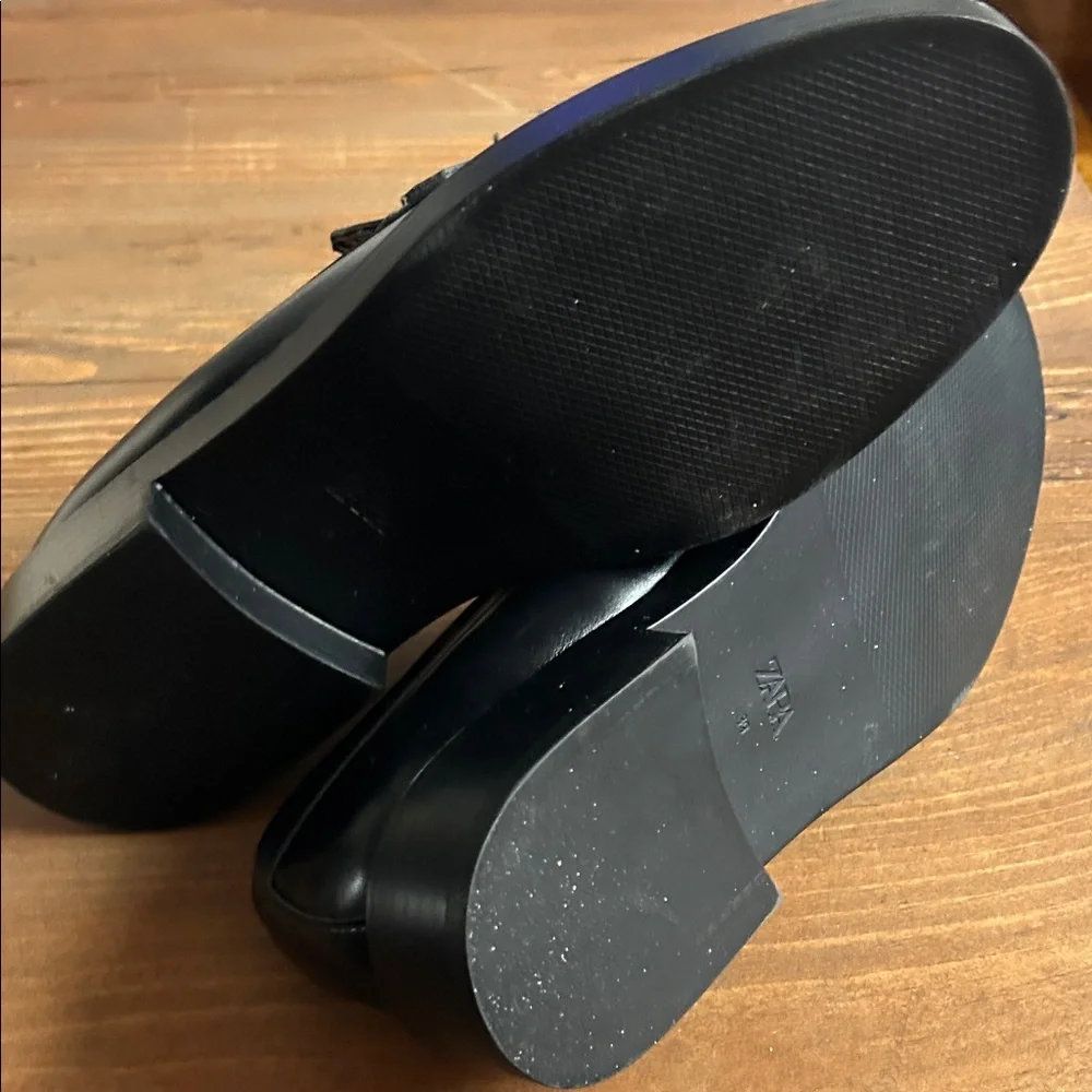Zara Women's Black Flats with Gold Detailing - Picture 4 of 5